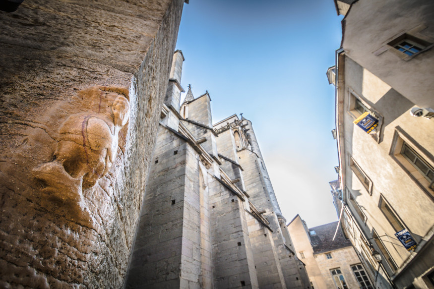 The Owl is Dijon's city symbol. This one, located by the Notre-Dame is a good luck charm. Passers-by rub it with their left hand (the closest to the heart) and make a wish.